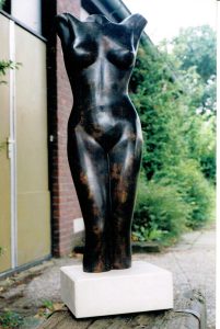 Vrouw op Sokkel Roos Nachtegaal