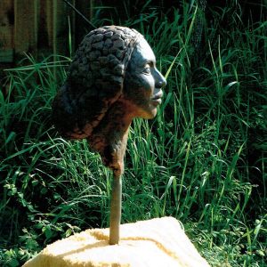 Vrouwenhoofd op sokkel